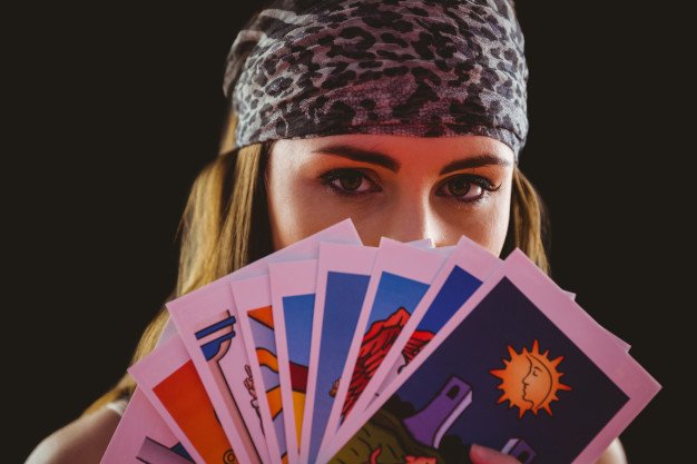 Tarot e cartomancia: quais as diferenças?